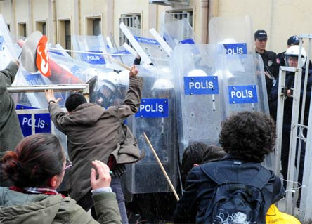 Göstericiler adliye binasına saldırdı!