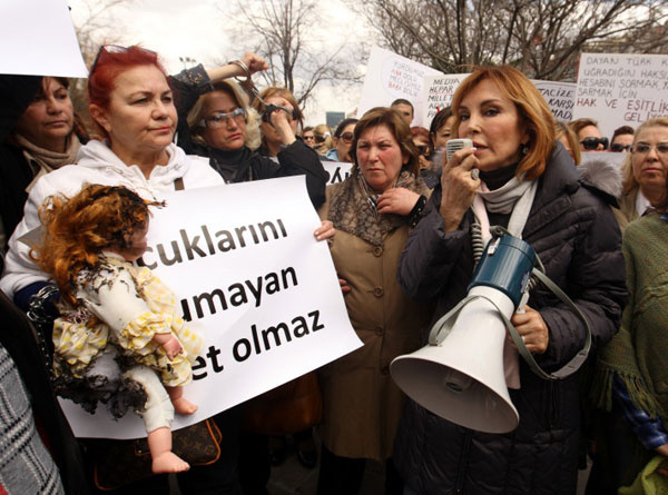 Kadınlar meclis önünde bebek yaktı