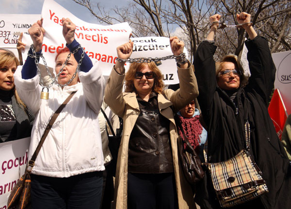 Kadınlar meclis önünde bebek yaktı