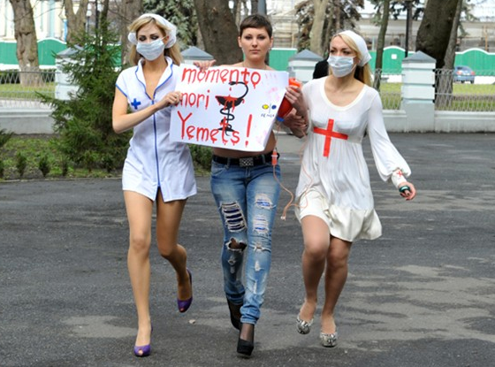 FEMEN kadınları yine soyundu!