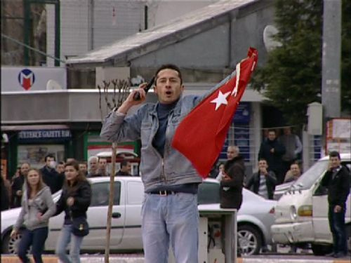 Eli silahlı gençten Türk bayraklı eylem!