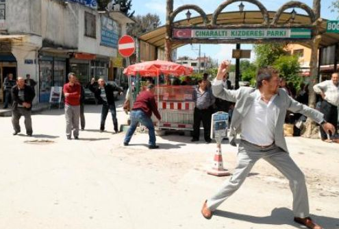 Deniz Baykal'a yumurtalı saldırı!