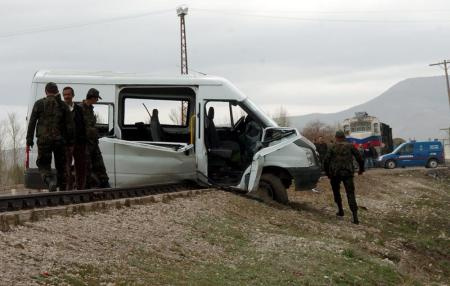 Tren minibüsü böyle biçti!