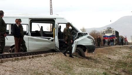 Tren minibüsü böyle biçti!