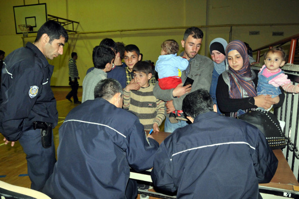 Esad'tan kaçıp Türkiye'ye sığındılar