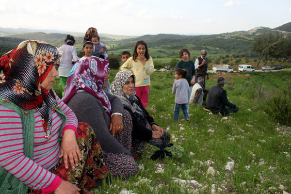 Esad'tan kaçıp Türkiye'ye sığındılar