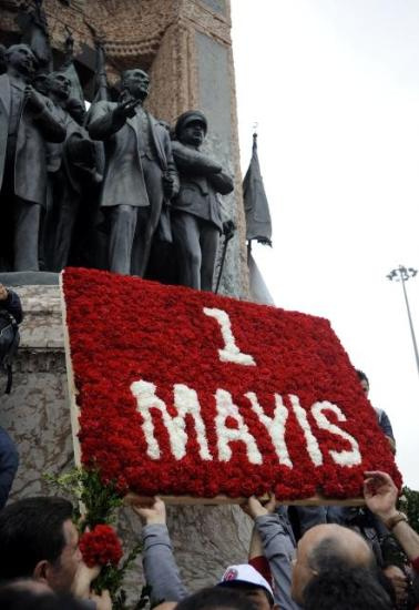 Sanatçılar da 1 Mayıs için Taksim'e koştu!