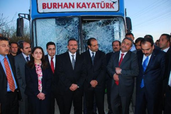 AK Parti otobüsüne böyle saldırdılar!