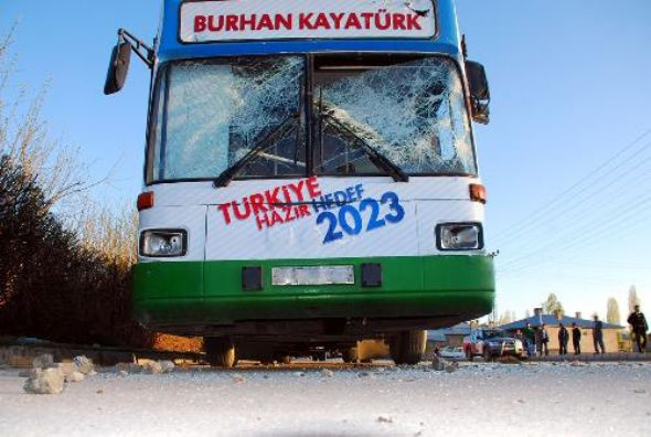 AK Parti otobüsüne böyle saldırdılar!