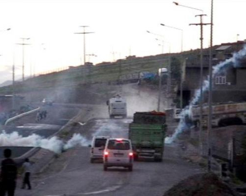 Polis taş atan çocuklara böyle seslendi