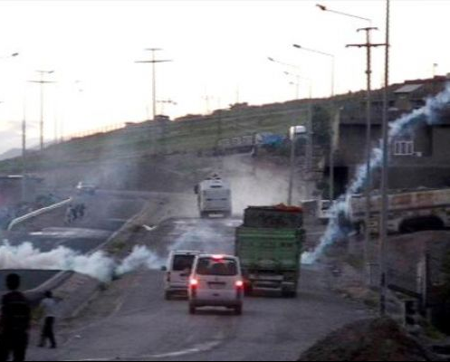 Polis taş atan çocuklara böyle seslendi