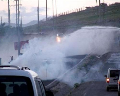 Polis taş atan çocuklara böyle seslendi