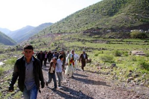 Vekillerler birlikte PKK'lı cenazesi aradılar!