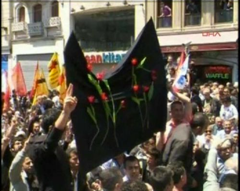 İstiklal Caddesi karıştı