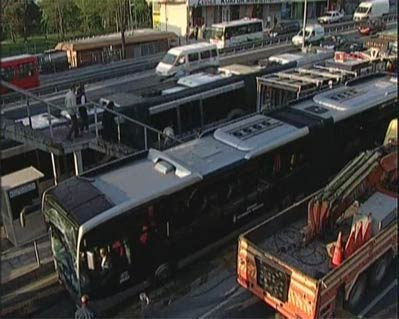 Metrobüs yolunda feci çarpışma