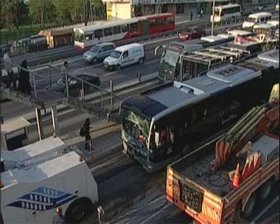 Metrobüs yolunda feci çarpışma