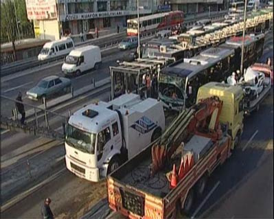 Metrobüs yolunda feci çarpışma