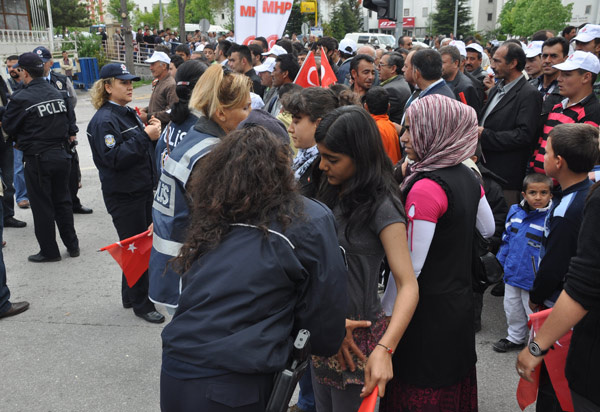 MHP mitinginde 'püskevit' gerginliği