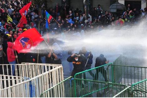 Bu gösterici polisi bile şaşırttı