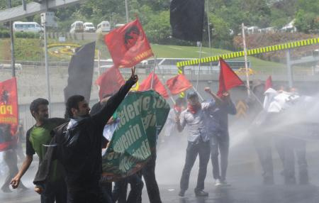 Protestocu öğrencilere polis müdahalesi!