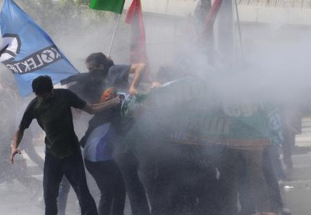 Protestocu öğrencilere polis müdahalesi!