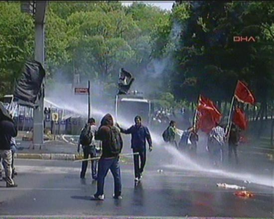 Protestocu öğrencilere polis müdahalesi!