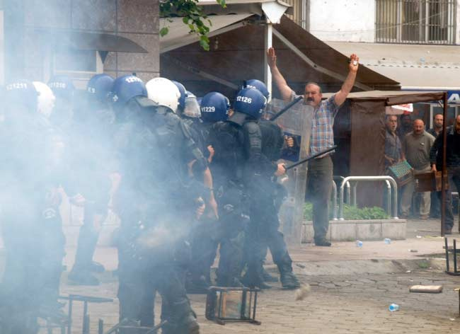 Başbakan'ın mitingi öncesi ortalık karıştı