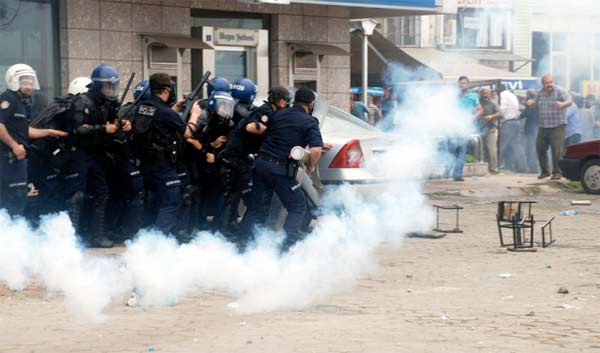 Başbakan'ın mitingi öncesi ortalık karıştı