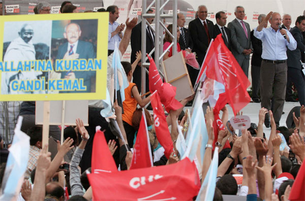 Kılıçdaroğlu'nun okuduğu pankartlar