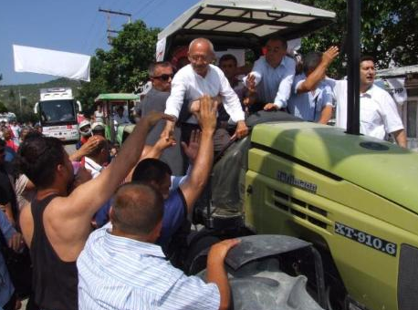 Kılıçdaroğlu mitinge traktörle gitti