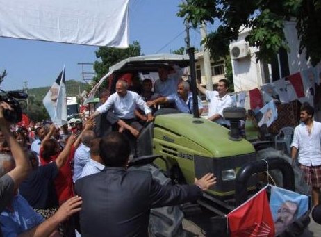 Kılıçdaroğlu mitinge traktörle gitti