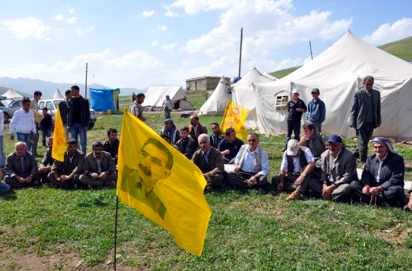 Barış isteyenleri silahla karşıladılar