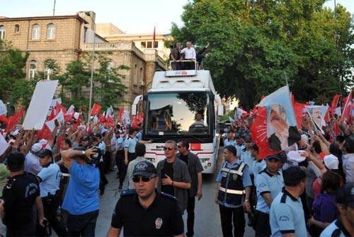 Gandi 'şerefsiz' diye bağırdı