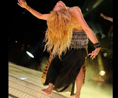 Shakira yeni klibinde yürek hoplattı