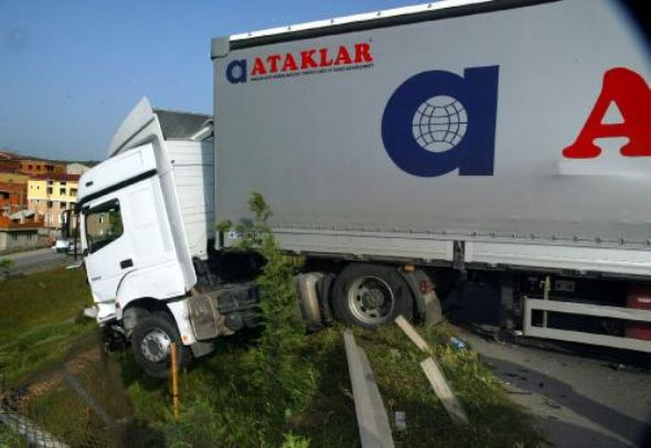 TIR TEM'de dehşet saçtı