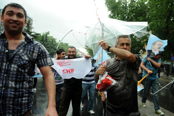 CHP mitingini yağmur vurdu