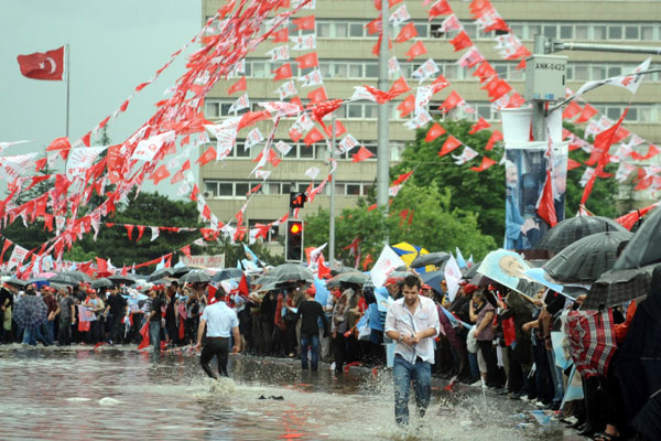 CHP mitingini yağmur vurdu