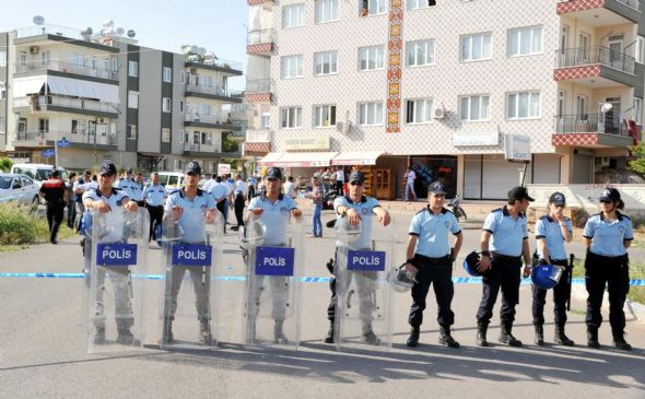 Antalya'da taşlı sopalı 'Beytüşşebap' kavgası