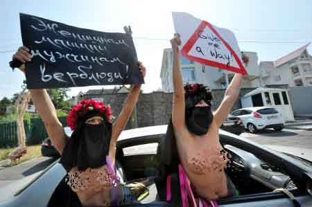 FEMEN Suudi kadınlar için soyundu