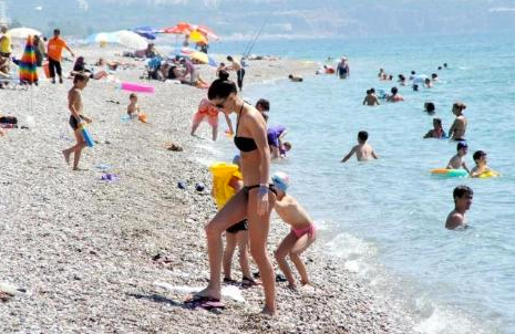 Okullar kapandı, yerli turist akını başladı