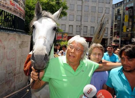 Cüneyt Arkın kendisini arıyor