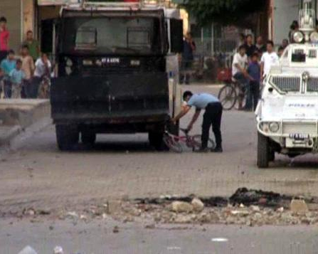 Polis hıncını bisikletten böyle aldı