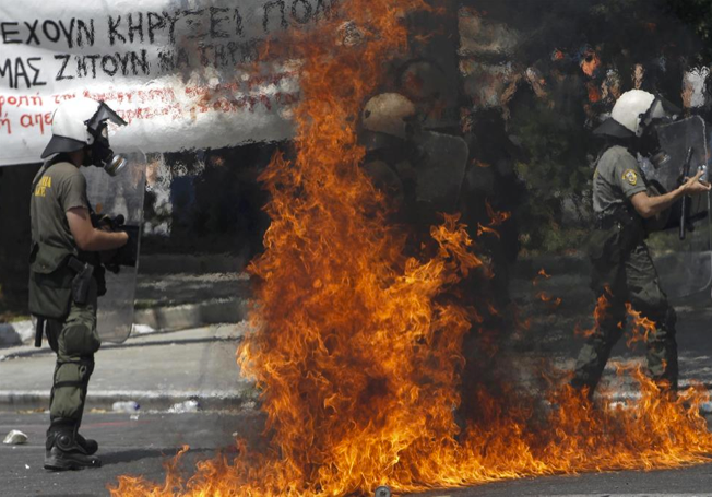 Yunanistan'da grev isyana dönüştü