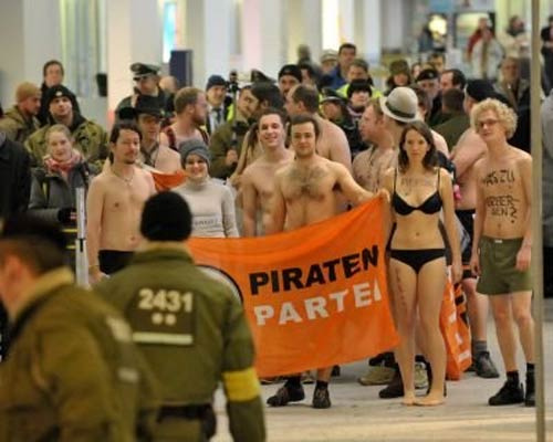 Alman Korsan Partisi'nden çıplak protesto