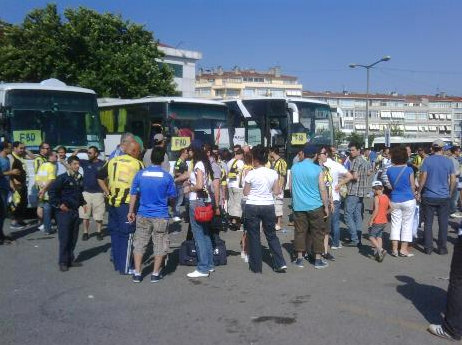 Fenerbahçe taraftarı yollara düştü