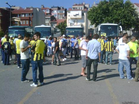 Fenerbahçe taraftarı yollara düştü