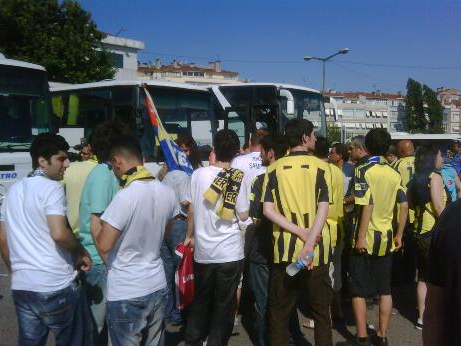 Fenerbahçe taraftarı yollara düştü