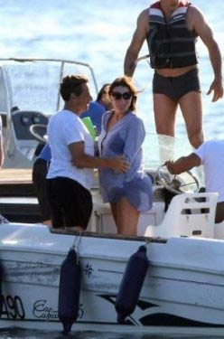 Carla Bruni ve Sarkozy plajda