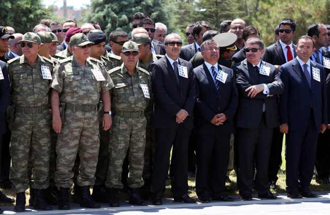 Türkiye şehitlerine ağlıyor