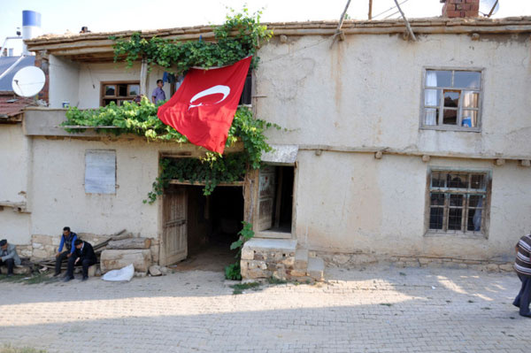 Konya şehidini bağrına bastı